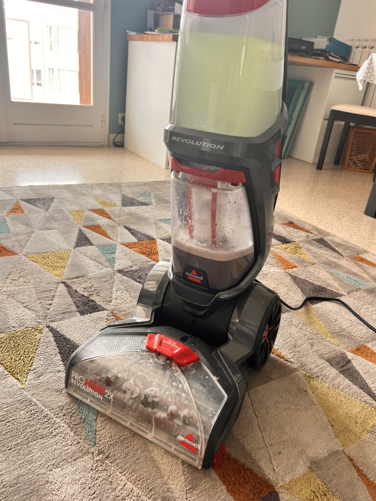 Nettoyage de tapis à la machine injecteur-extracteur à Hyères — élimination des taches et désinfection en profondeur par KeepClean83.