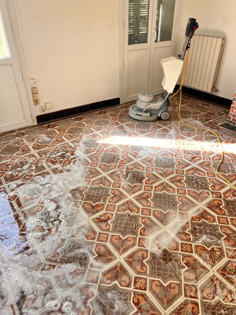 Nettoyage de sol après travaux à Hyères — KeepClean83, spécialiste du nettoyage complet de maisons.