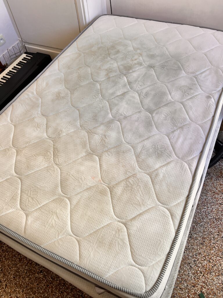 Matelas avant nettoyage professionnel à Hyères – traces de transpiration, acariens et salissures visibles avant traitement par KeepClean83.