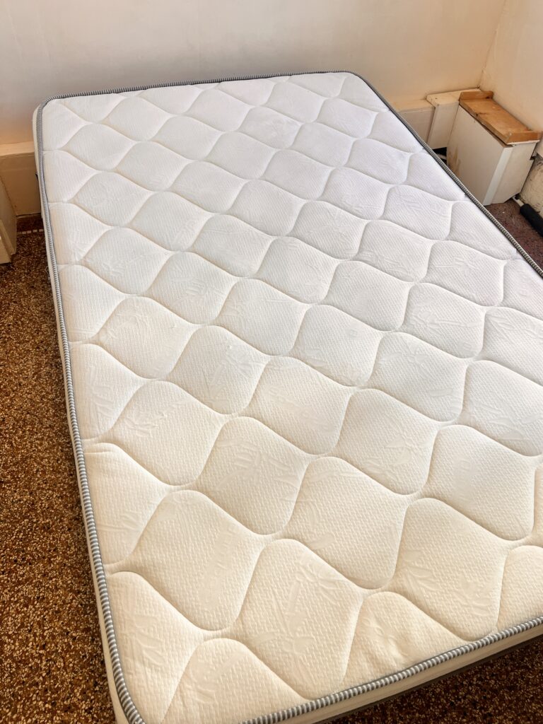 Matelas après nettoyage vapeur et désinfection à La Seyne-sur-Mer – résultat impeccable et literie assainie par KeepClean83.
