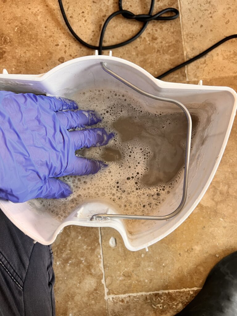 Eau sale après le nettoyage professionnel d’un tapis à Toulon — preuve de l’efficacité du nettoyage en profondeur réalisé par KeepClean83.