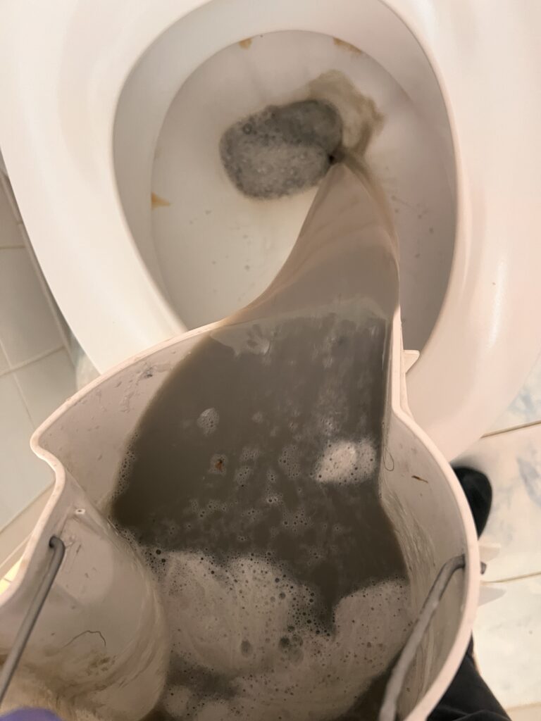 Eau extraite d’un canapé après un nettoyage professionnel KeepClean83 – preuve de l’efficacité du nettoyage en profondeur et de l’élimination des impuretés.