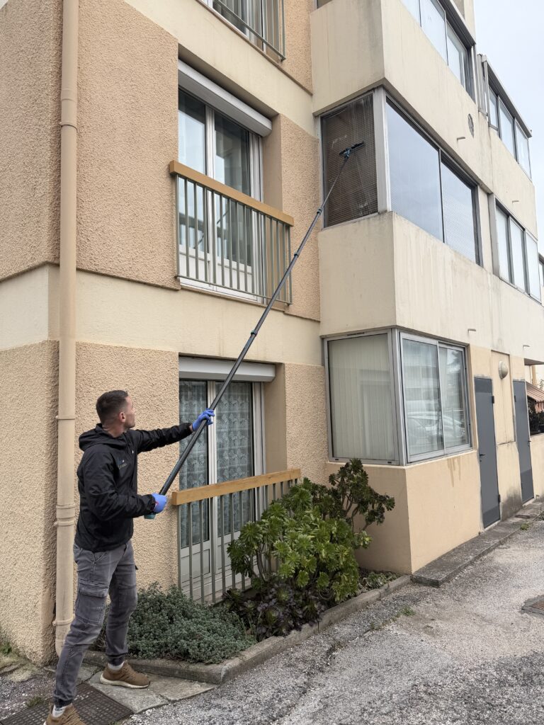 Nettoyage de vitres à la perche sur Le pradet