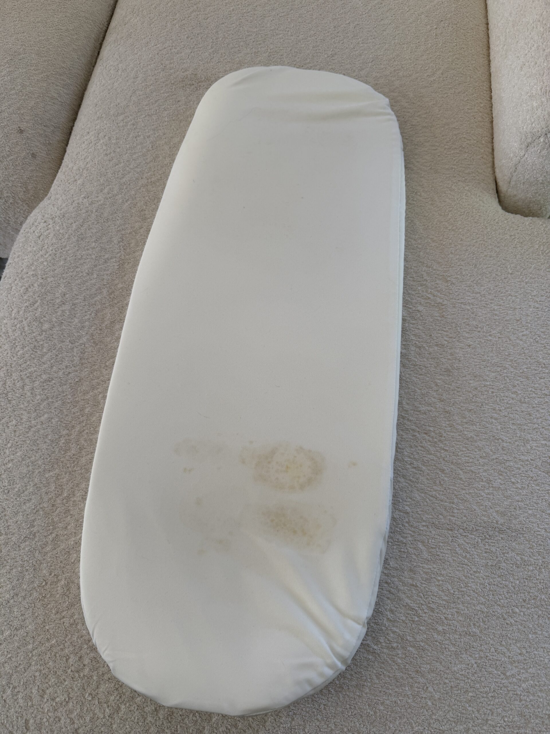 Nettoyage d'un matelas bébé sur la ville de Hyères.
