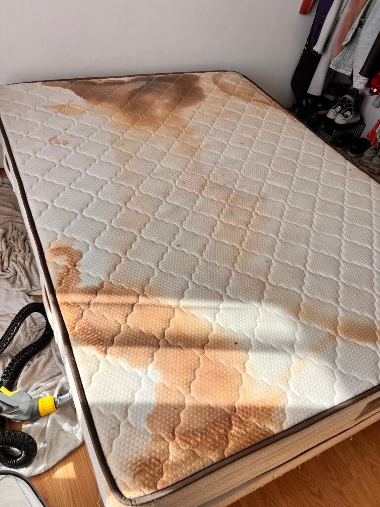Accident sur ce matelas taché par les locataires