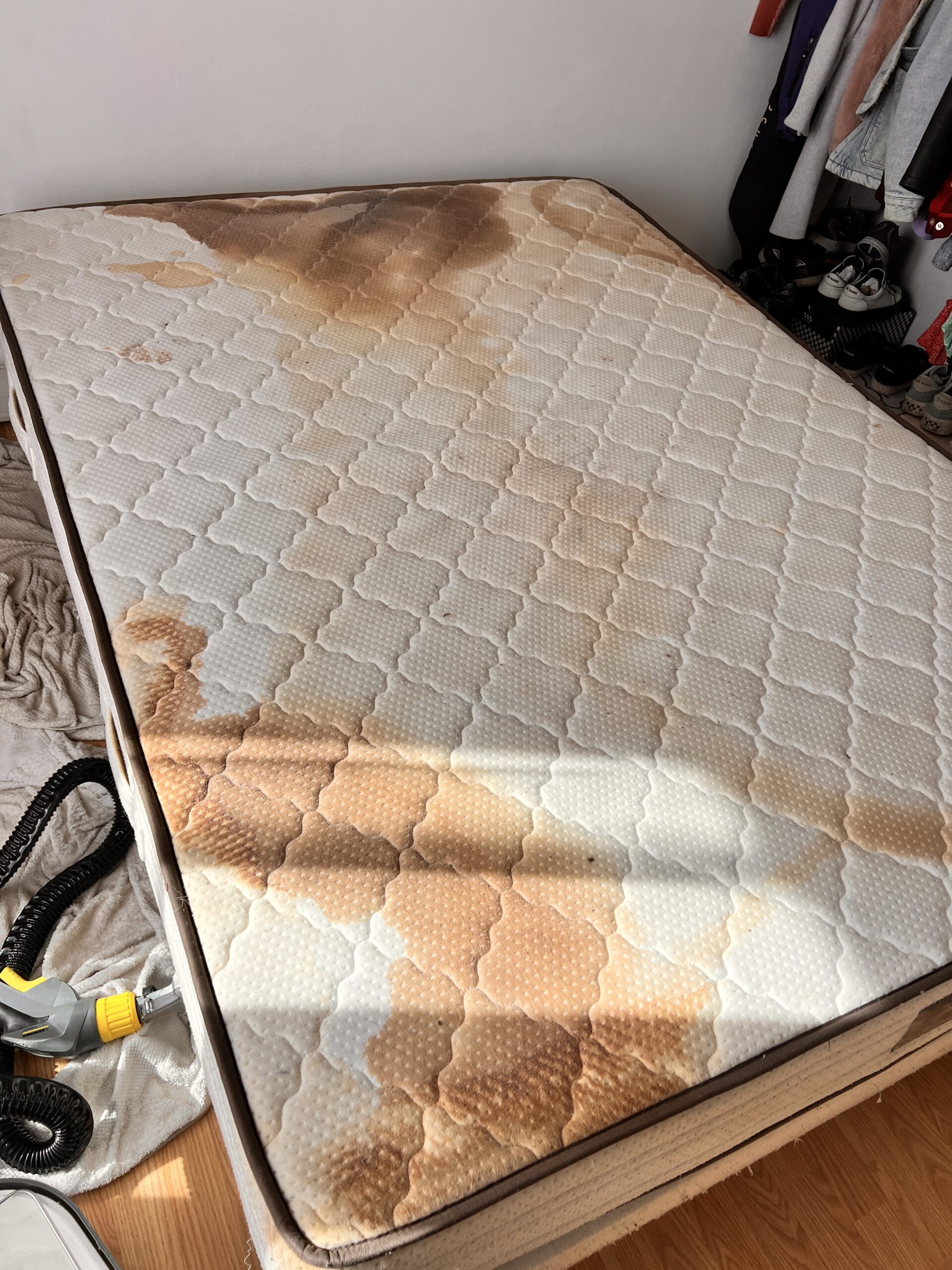 Nettoyage d'un matelas sur la ville de Toulon dans le Var.