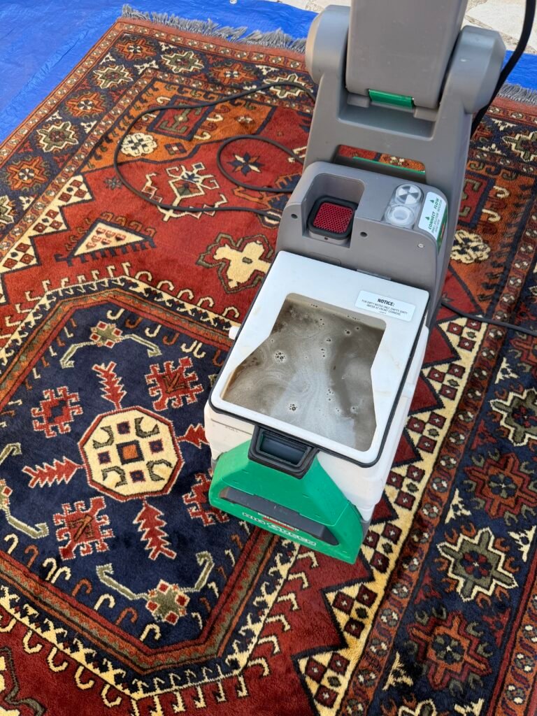 Nettoyage d'un tapis avec l'eau sale
