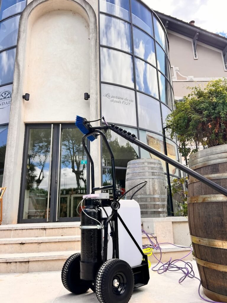 Système à eau pure utilisé par KeepClean83 pour nettoyer les vitrages extérieurs dans le Var.
