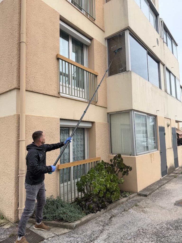 Nettoyage de vitres d’un appartement à la perche télescopique à La Seyne-sur-Mer.