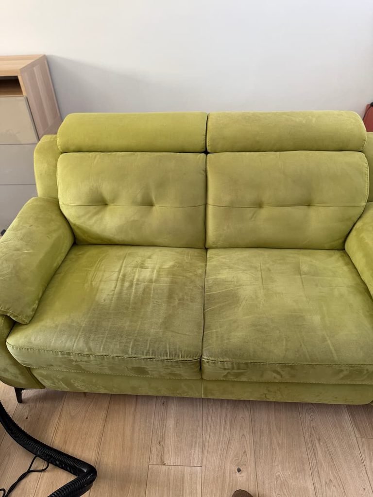 Nettoyage de canapé en tissu à Hyères, dans le Var.