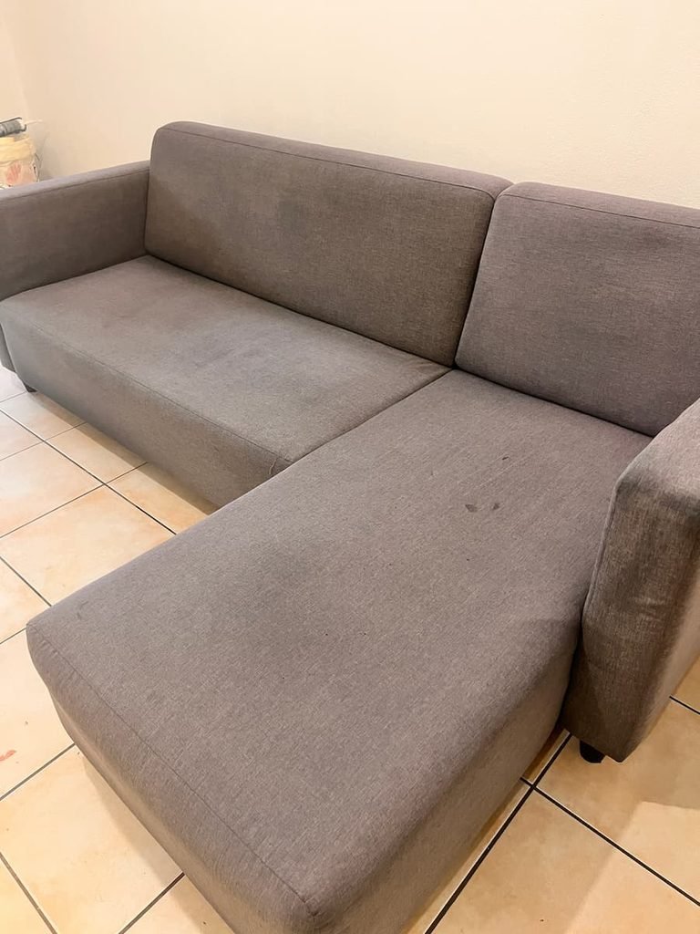 Canapé en tissu nettoyé par KeepClean83 à La Seyne-sur-Mer.