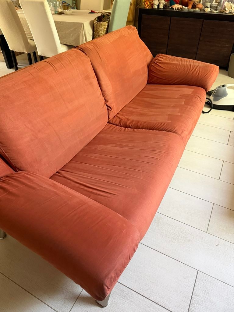 Canapé en tissu après nettoyage par KeepClean83 à Bandol.