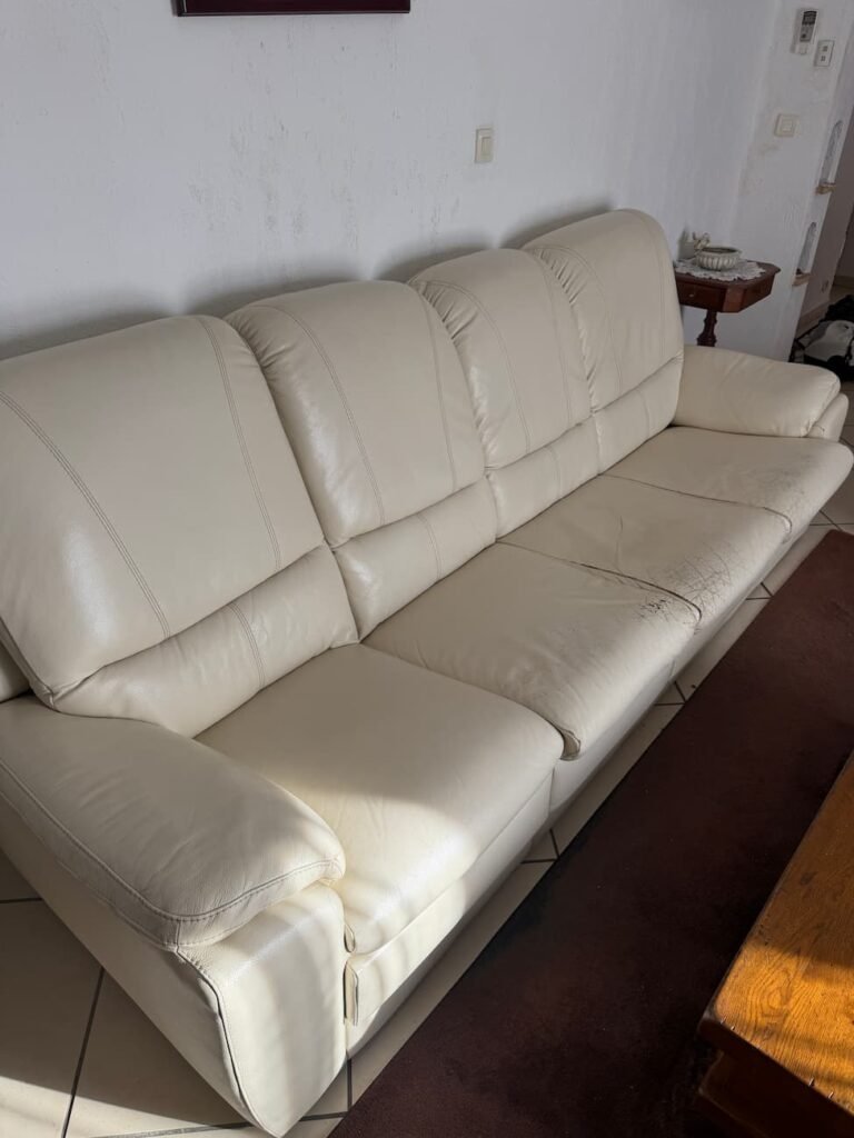 Canapé en cuir clair après nettoyage et soin nourrissant par KeepClean83 à Saint-Tropez