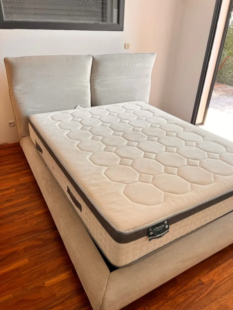 Matelas nettoyé et désodorisé à Six-Fours-les-Plages par KeepClean83.