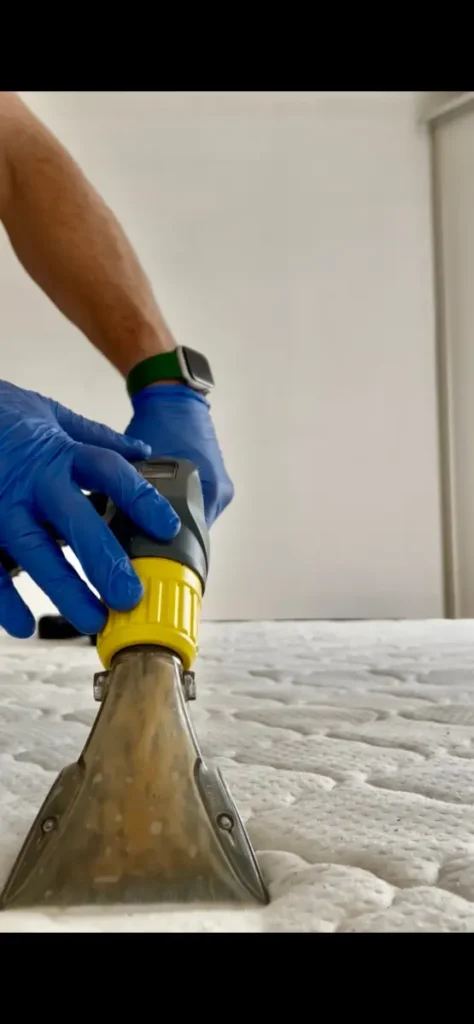 Nettoyage d’un matelas par injection-extraction à domicile à Hyères.