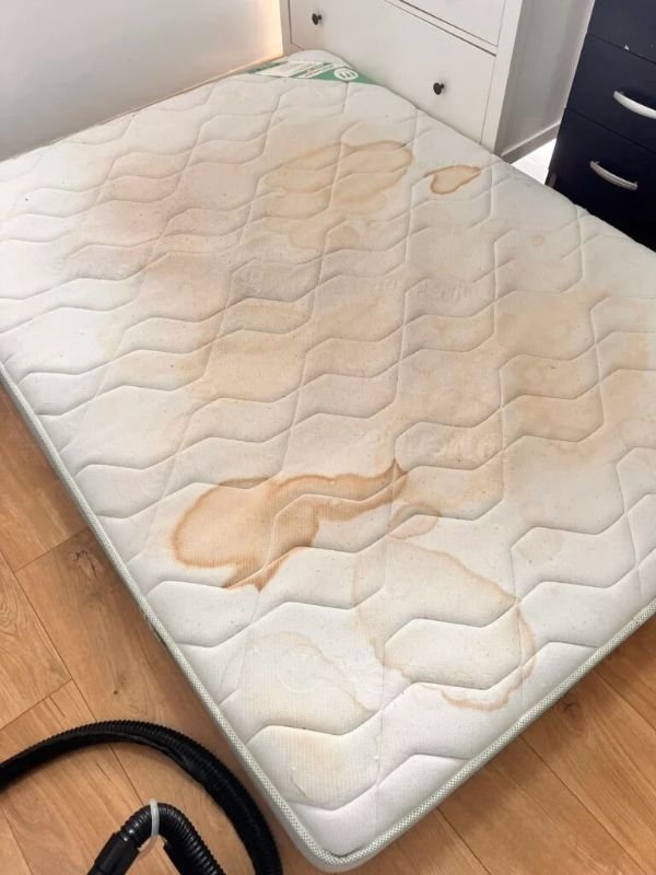 Matelas avant nettoyage à Cuers