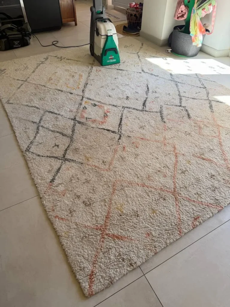 Tapis berbère en laine pendant son nettoyage à domicile à La Garde.