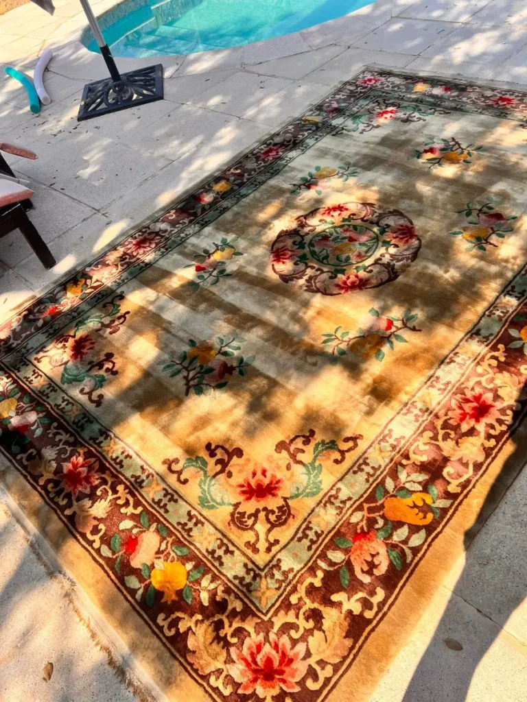 Tapis oriental en cours de nettoyage à domicile à Six-Fours-les-Plages.