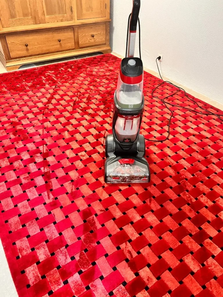 Nettoyage d’un tapis rouge par injection-extraction à Six-Fours-les-Plages.