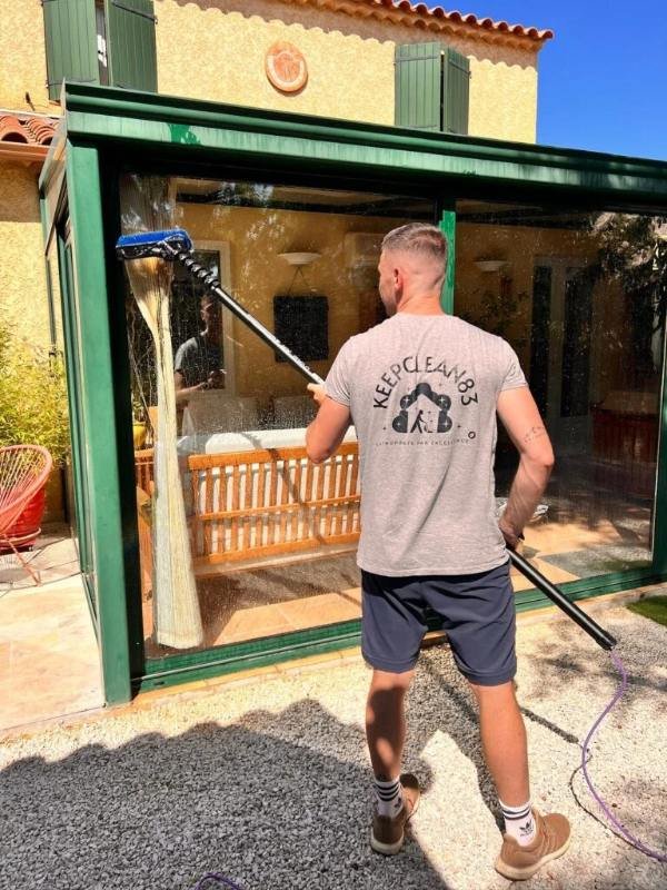 Laveur de vitres KeepClean83 en intervention à Brignoles