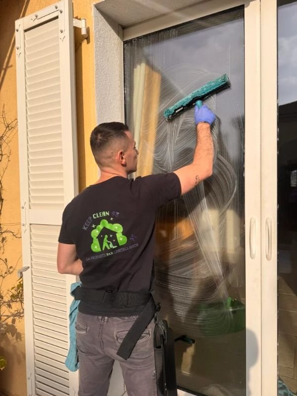 Nettoyage de fenêtres chez un client à Saint-Maximin-la-Sainte-Baume
