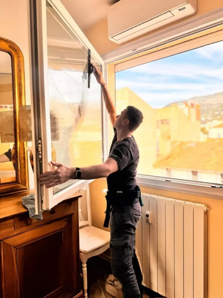 Laveur de vitres KeepClean83 nettoyant une fenêtre dans un appartement à La Garde.
