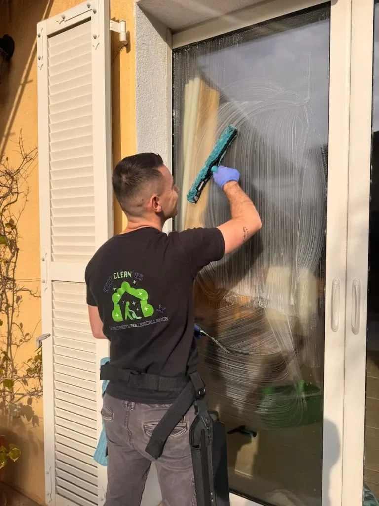 Nettoyage de vitres à domicile à Six-Fours-les-Plages par KeepClean83.