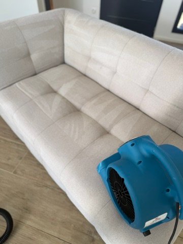 Canapé en tissu en cours de séchage avec un sécheur professionnel après nettoyage par KeepClean83 à Toulon