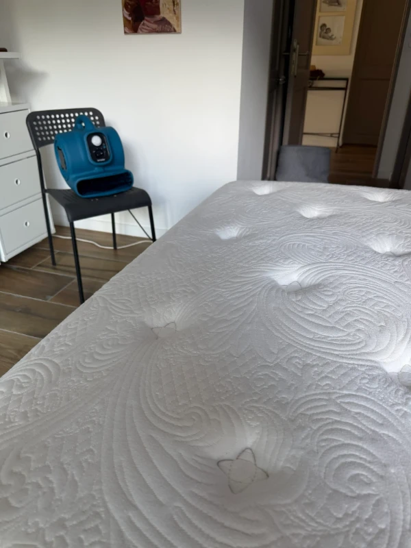 Sécheur professionnel installé près d'un matelas après son nettoyage par KeepClean83 à Toulon