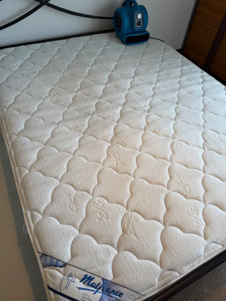 Matelas en train de sécher avec un sécheur professionnel après un nettoyage KeepClean83 dans le Var