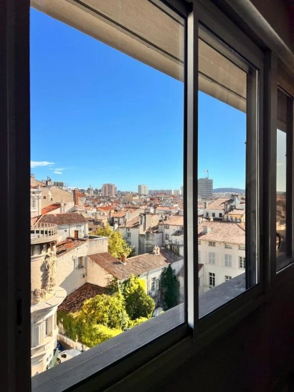 Vitres propres avec vue sur les toits de Toulon